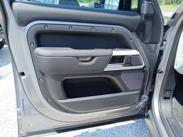 Land Rover Defender 110 SE N1 3.0D I6 200 CV AWD Auto — photo 16