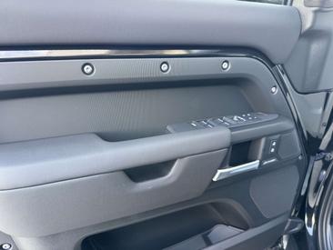 Land Rover Defender 110 D250 AWD Auto X-Dynamic SE — photo 11