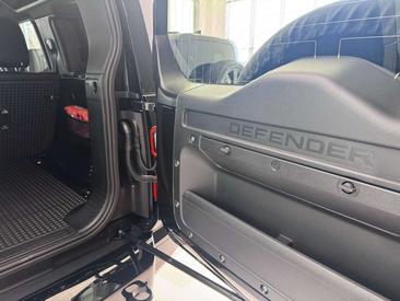 Land Rover Defender 110 D200 AWD Auto X-Dynamic SE — photo 25
