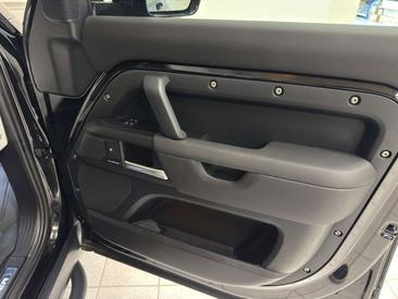 Land Rover Defender 110 X-Dynamic SE AWD Auto. 3.0D I6 200 — photo 11