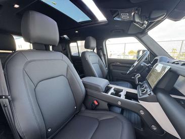 Land Rover Defender 110 D250 AWD Auto X-Dynamic SE — photo 17