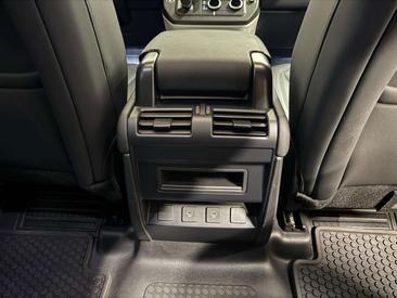 Land Rover Defender 110 X-Dynamic SE AWD Auto. 3.0D I6 200 — photo 17