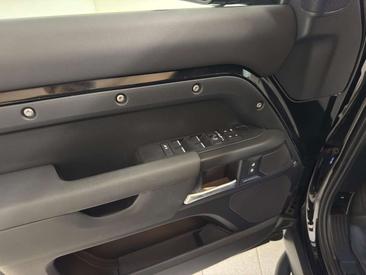 Land Rover Defender 110 X-Dynamic SE AWD Auto. 3.0D I6 200 — photo 21