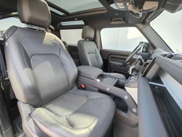 Land Rover Defender 90 D250 TOIT OUVRANT CARPLAY CAMERA 360 CUIR Noir — photo 6