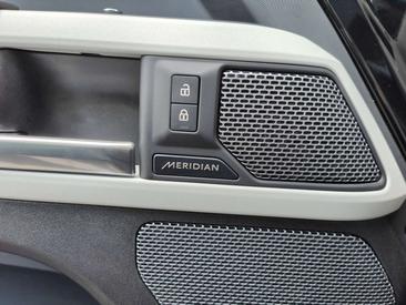 Land Rover Defender 90 D250 TOIT OUVRANT CARPLAY CAMERA 360 CUIR Noir — photo 12