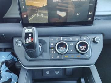 Land Rover Defender 90 D250 TOIT OUVRANT CARPLAY CAMERA 360 CUIR Noir — photo 14