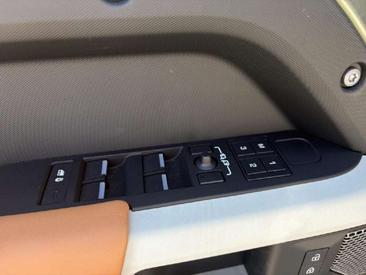 Land Rover Defender 110 SE 2.0 P400e — photo 19
