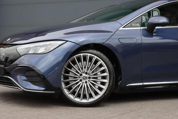Mercedes EQE 300 AMG Line — photo 17