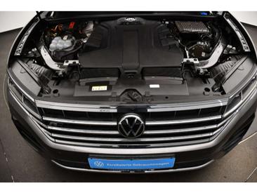 Volkswagen Touareg TDI 4Motion Elegance — photo 12