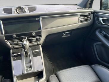 Porsche Macan Electrique Base — photo 13