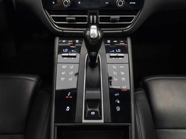 Porsche Macan Electrique Base — photo 17
