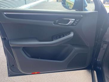 Porsche Macan Electrique Base — photo 16