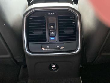 Porsche Macan Electrique Base — photo 18