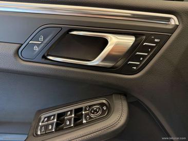 Porsche Macan Electrique Base — photo 16