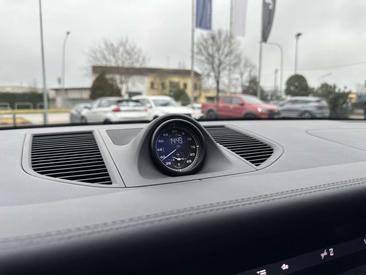 Porsche Macan Electrique Base — photo 27