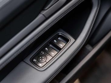 Porsche Taycan Black Edition — photo 49
