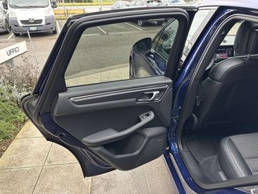 Porsche Macan Electrique Base — photo 37