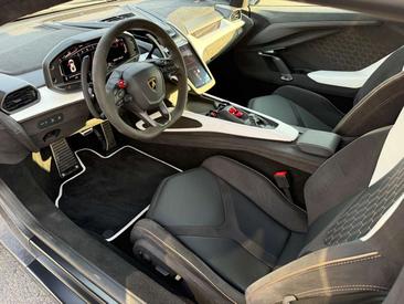 Lamborghini Revuelto — photo 20