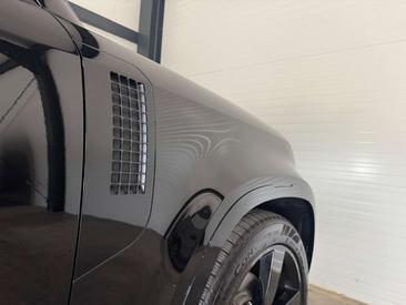 Land Rover Defender 110 X-Dynamic SE LUFT / 22" / AHK / BLACKPACK Noir — photo 7
