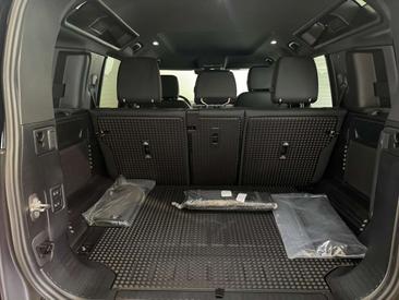 Land Rover Defender 110 X-Dynamic SE LUFT / 22" / AHK / BLACKPACK Noir — photo 10