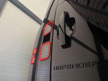 Land Rover Defender 110 X-Dynamic SE LUFT / 22" / AHK / BLACKPACK Noir — photo 11