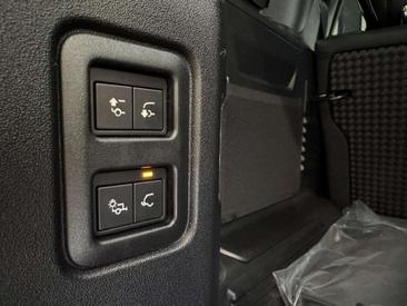Land Rover Defender 110 X-Dynamic SE LUFT / 22" / AHK / BLACKPACK Noir — photo 14