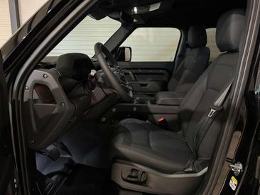 Land Rover Defender 110 X-Dynamic SE LUFT / 22" / AHK / BLACKPACK Noir — photo 15