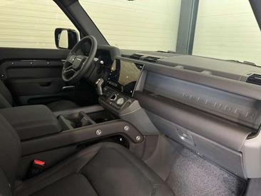 Land Rover Defender 110 X-Dynamic SE LUFT / 22" / AHK / BLACKPACK Noir — photo 16