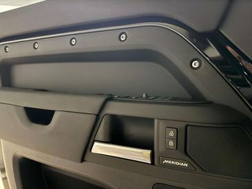 Land Rover Defender 110 X-Dynamic SE LUFT / 22" / AHK / BLACKPACK Noir — photo 17