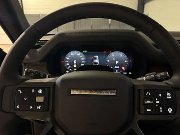 Land Rover Defender 110 X-Dynamic SE LUFT / 22" / AHK / BLACKPACK Noir — photo 18