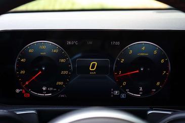 Mercedes GLB 200 Business — photo 11