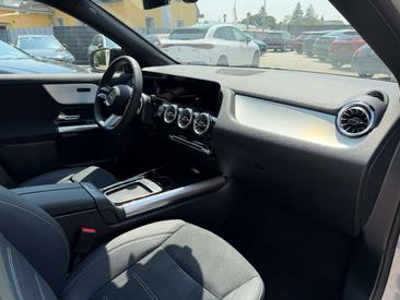 Mercedes GLA 200 Night Edition — photo 17