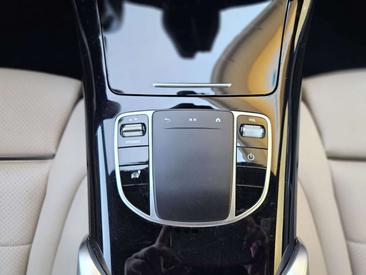 Mercedes EQC 400 — photo 20