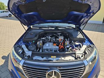 Mercedes EQC 400 — photo 25