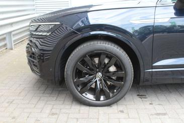 Volkswagen Touareg R-Line — photo 30