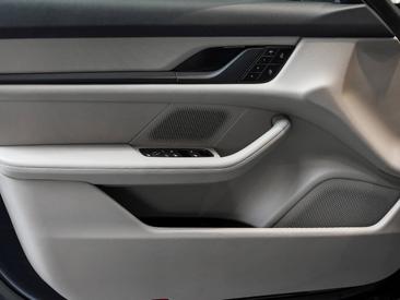 Porsche Taycan — photo 16