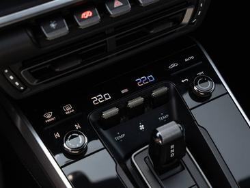 Porsche 992 I Carrera 4S — photo 24