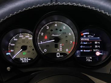 Porsche Macan T — photo 16