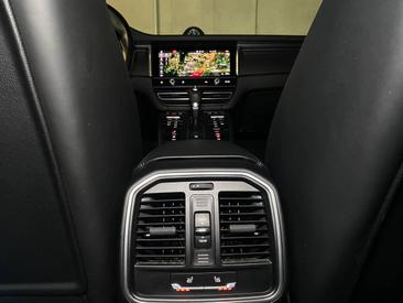 Porsche Macan T — photo 24