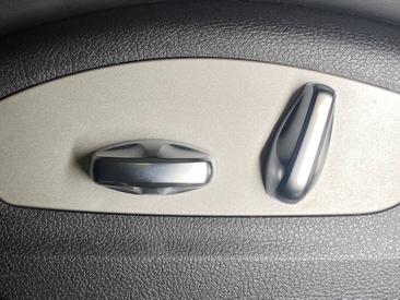 Porsche Macan T — photo 28