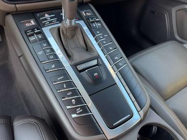 Porsche Macan Electrique Base — photo 16