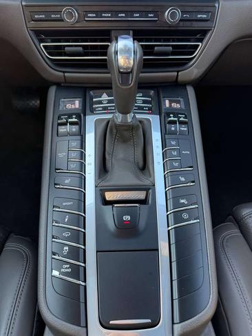 Porsche Macan Electrique Base — photo 20