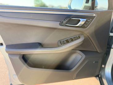 Porsche Macan Electrique Base — photo 33