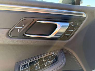 Porsche Macan Electrique Base — photo 34