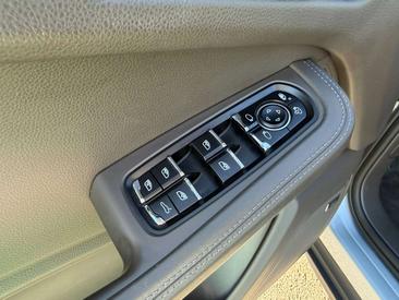 Porsche Macan Electrique Base — photo 35