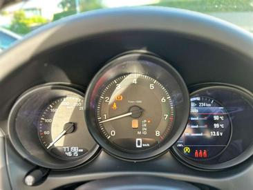 Porsche Macan Electrique Base — photo 12