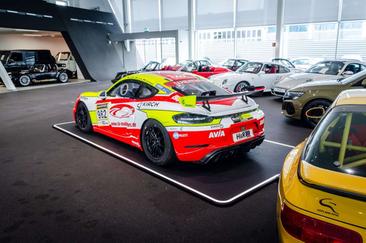 Porsche 718 Cayman GT4 — photo 9