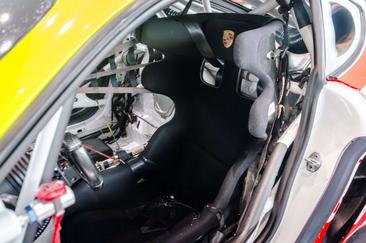 Porsche 718 Cayman GT4 — photo 17