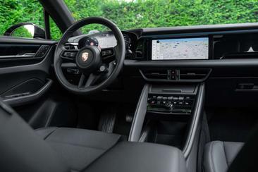 Porsche Macan Turbo — photo 9