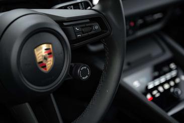Porsche Macan Turbo — photo 12